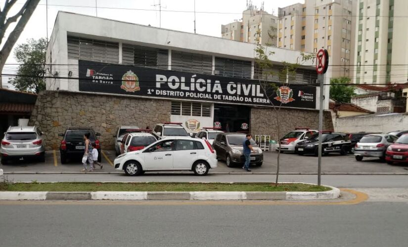 Taxista foi preso após agredir esposa e enteada de 13 anos no Jd. Maria Rosa; homem foi levado para o 1º DP de Taboão da Serra 