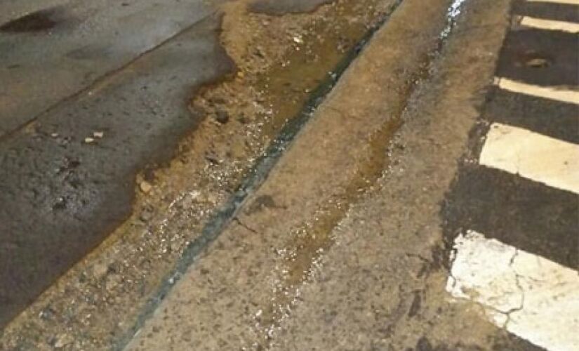 Moradores da região do Pirajuçara reclamam dos buracos na avenida Fernando Fernandes após obras realizadas pela Sabesp 