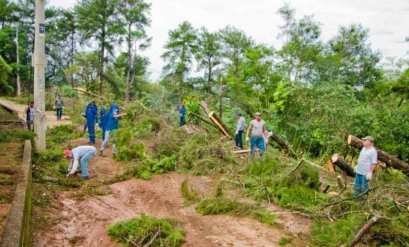 Um temporal com granizo causou a queda de 30 árvores e deixou duas pessoas feridas, em Itupeva