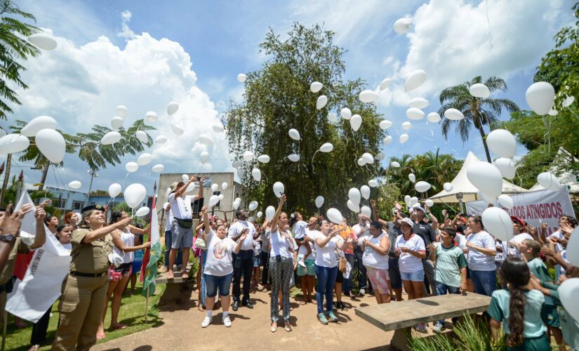 Familiares e conhecidos dos mortos no rompimento da barragem em Brumadinho protestaram na praça do Córrego do Feijão