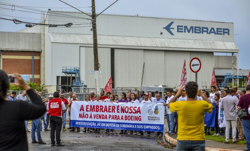 Sindicalistas e manifestantes pró Embraer fizeram manifestação na portaria da empresa na matriz em São José dos Campo (SP)