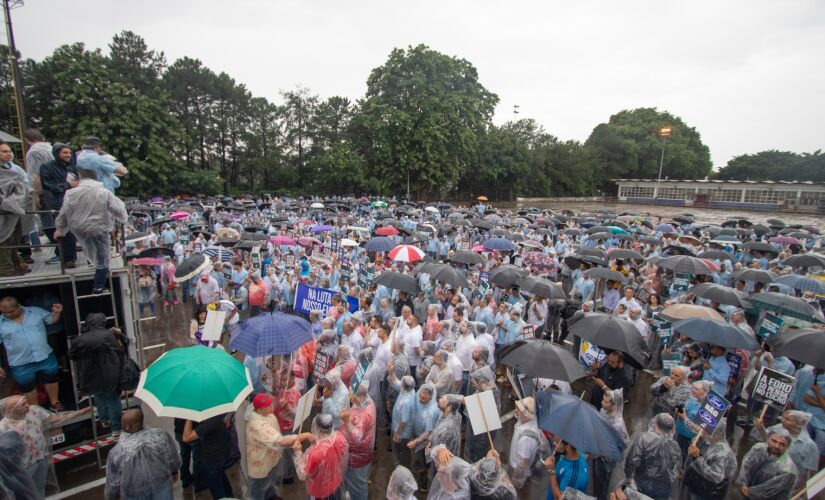 Na manhã de ontem metalúrgicos realizaram uma assembleia em frente à fábrica no ABC Paulista 