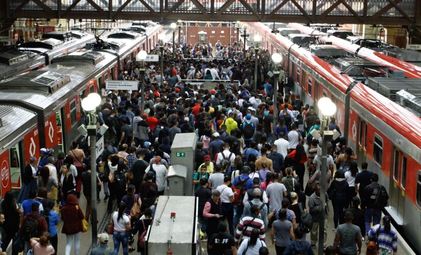 S&Atilde;O PAULO, SP, 26.02.2019: LOTA&Ccedil;&Atilde;O-CPTM-LUZ-SP - Usu&aacute;rios enfrentam lota&ccedil;&atilde;o na Esta&ccedil;&atilde;o da Luz, regi&atilde;o central de S&atilde;o Paulo, na manh&atilde; desta ter&ccedil;a-feira (26). Devido a forte