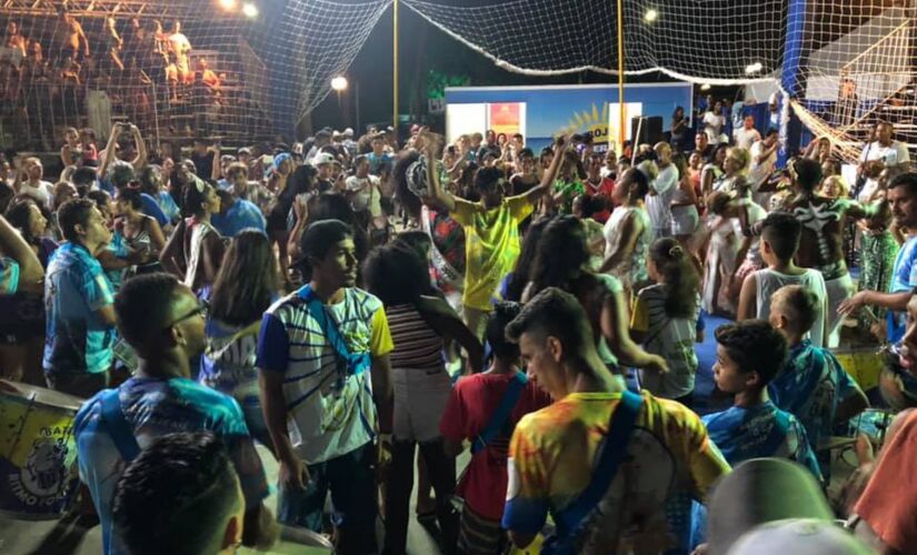 Escola de samba Unidos do Garrafão, que se apresenta na segunda, ensaia para o Carnaval