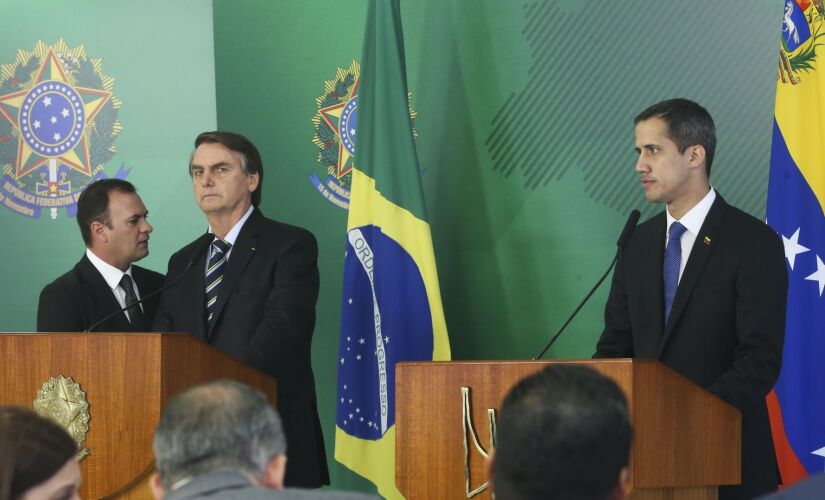 Há hoje 300 mil venezuelanos em risco de morte na Venezuela, disse Guaidó ao lado de Bolsonaro