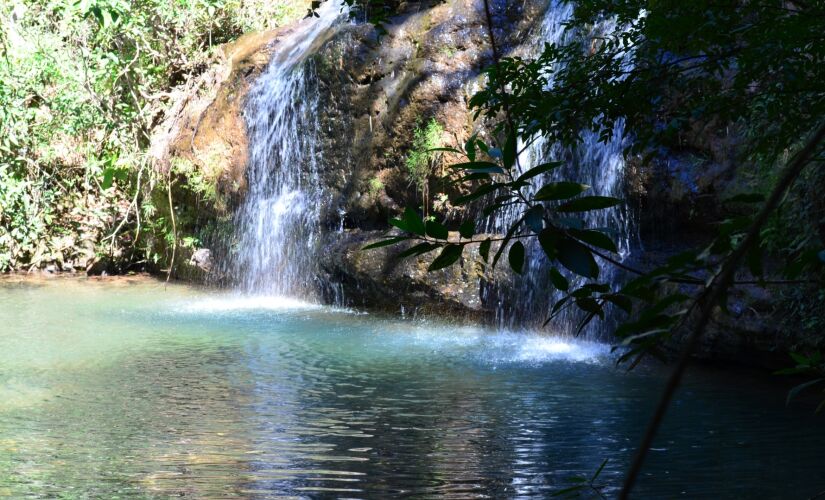 Parque Estadual da Serra
Criado em 1970 para proteger as nascentes das águas hidrotermais, o parque fica entre Caldas Novas e Rio Quente. É um dos passeios mais tradicionais da região e perfeito para quem gosta de ficar perto da natureza. 