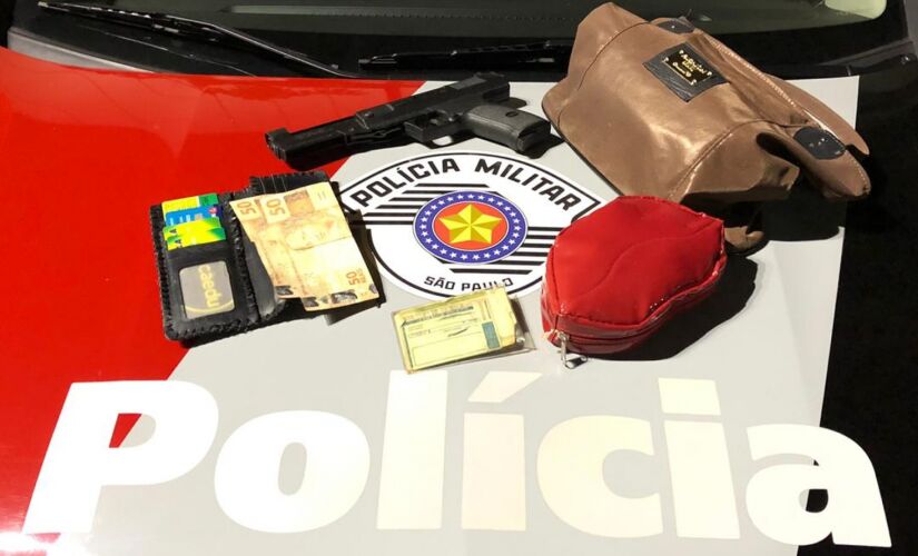  Polícia encontrou bolsa com vários documentos e cartões bancários 