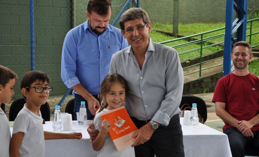 O prefeito Dr. Cássio Habice Prado realizou a entrega dos livros aos alunos na última semana em Porto