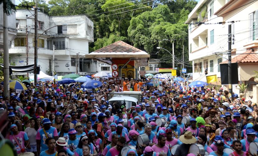 No Rio de Janeiro, os blocos levaram 3,6 milhões de pessoas 
às ruas da cidade, de acordo com  as  contas da RioTur