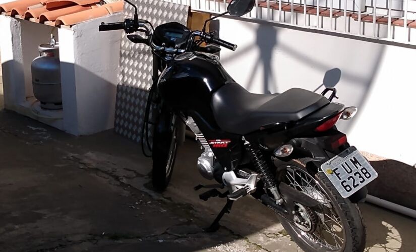 Moto usada nos crimes foi apreendida pela PM; criminosos levaram cerca de R$ 4.500 em produtos 
