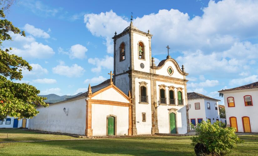 Igreja de Santa Rita de Cássia
A Igreja de Santa Rita foi edificada em 1722 pelos pardos libertos da época e é o cartão postal de Paraty. Atualmente o prédio abriga o Museu de Arte Sacra da cidade e conta com uma exposição permanente de imagens, objetos s