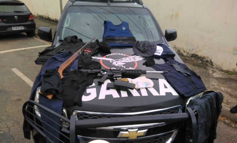 Foram apreendidos fuzil, munições, colete balístico, tocas, luvas, balança e prensa para tráfico de drogas em Araçoiaba da Serra