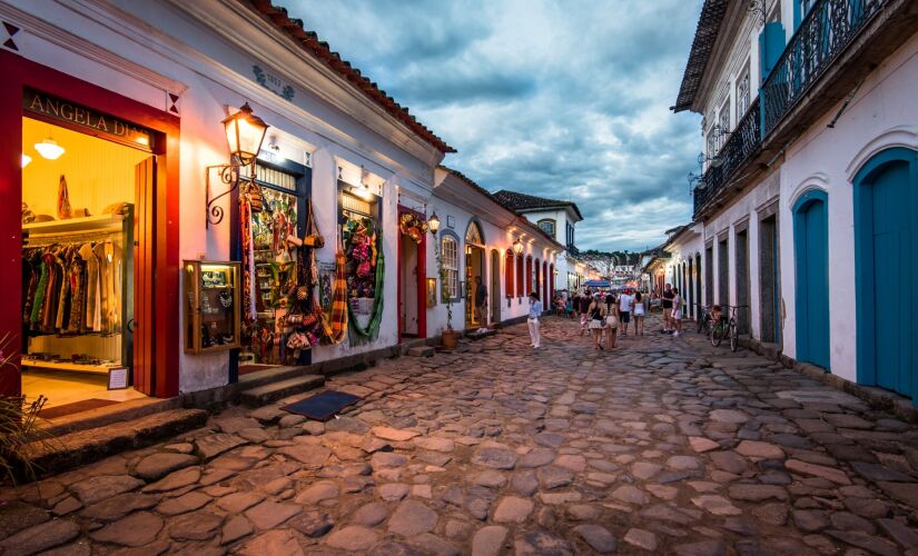 Cidade colonial,considerada Patrimônio Histórico Nacional, preserva até hoje os seus inúmeros encantos naturais e arquitetônicos.  Passear pelo Centro Histórico de Paraty é entrar em outra época, onde o caminhar é vagaroso devido às pedras "pés-de-moleque