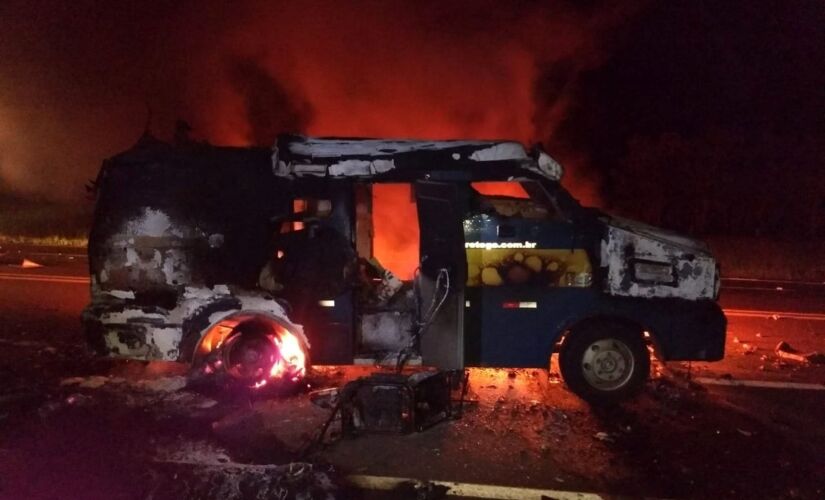Os ladrões explodiram o cofre do veículo. na noite de sábado