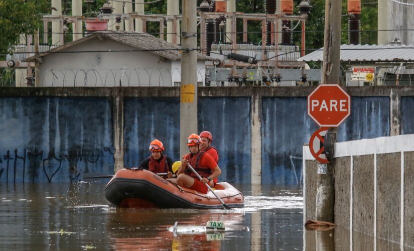 Moradores do ABC foram resgatados por botes ou por helicóptero