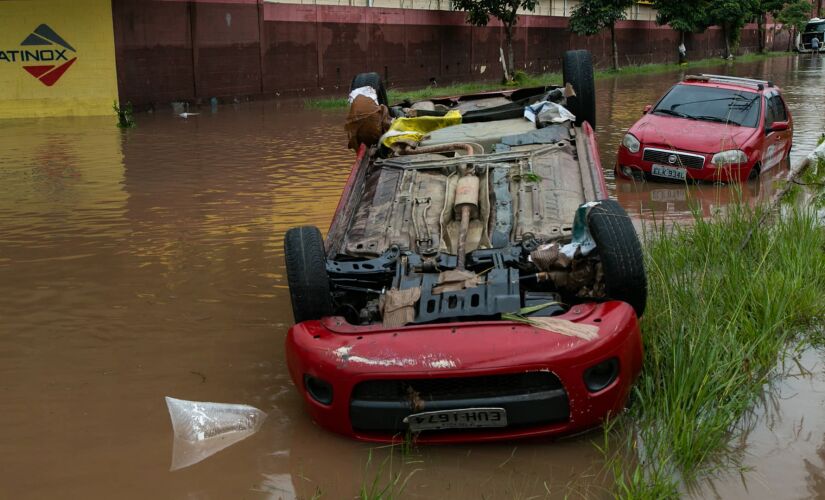 Carro é virado de ponta-cabeça  após tempestades que atingiram a cidade de São Paulo