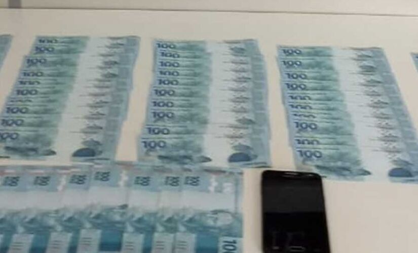 Homem &eacute; preso com mais de R$ 5 mil em notas falsas em Tabo&atilde;o da Serra 