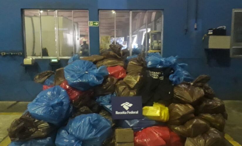 A droga estava escondida dentro de caixas de papelão distribuídas em estrados junto com outras caixas com limões frescos