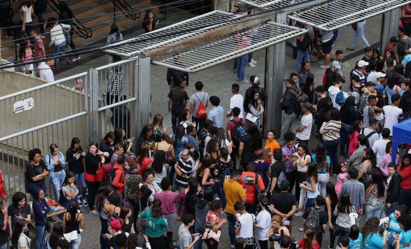 S&Atilde;O PAULO, SP, 04.11.2018 - Candidatos chegam para fazer a prova do Enem, na Uninove da Barra Funda, em S&atilde;o Paulo. 