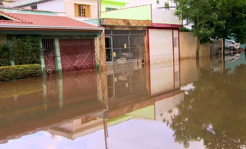 Ruas continuavam alagadas em São Bernardo, na manhã desta terça-feira, um dia após temporal 