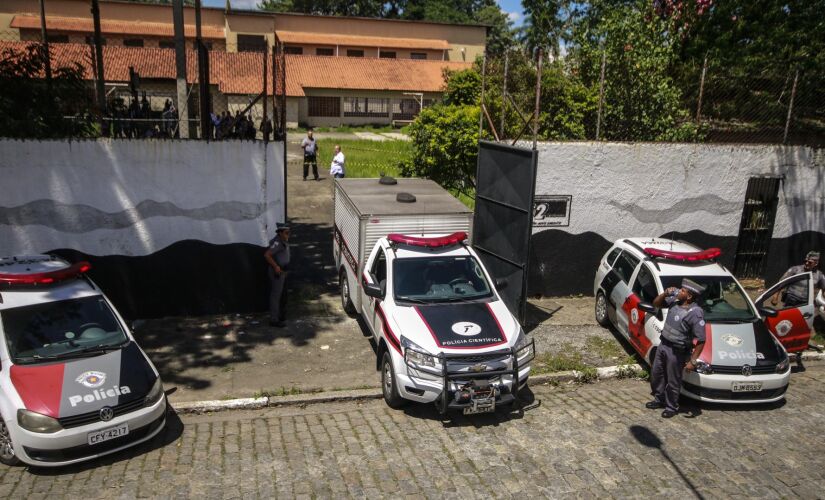 Após os crimes, dentro da escola foi encontrado um arco e flecha tradicional, um revólver 38 entre outros equipamentos 