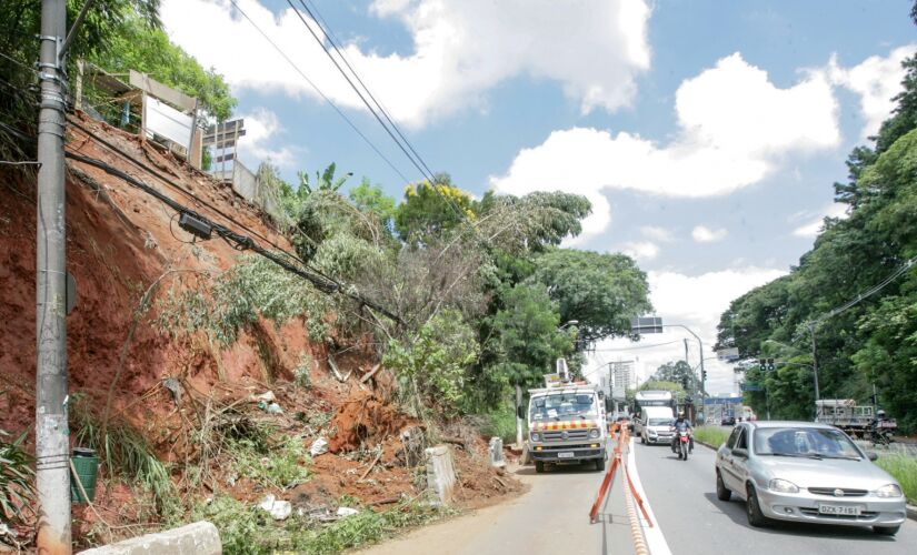 Deslizamento que bloqueou duas faixas da Francisco Morato; acima, há algumas casas, que parecem correr risco de cair