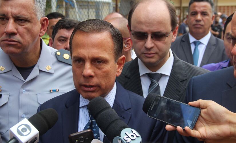 O governador João Doria concedeu coletiva em frente à Escola Estadual Raul Brasil, em Suzano (SP)