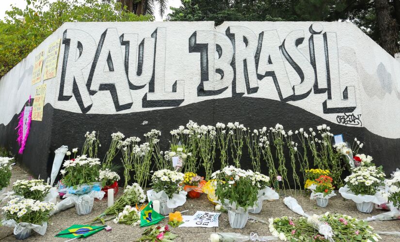 Ataque na Escola Estadual Raul Brasil deixou ao menos 10 mortos; vítimas foram homenageadas 