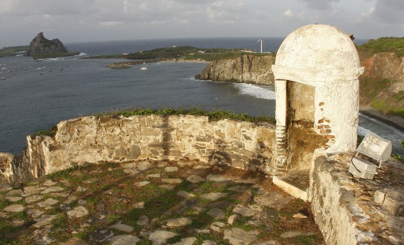 Forte dos Remédios 
O Forte Nossa Senhora dos Remédios, ou só Forte dos Remédios, foi construído  em uma grande colina no século 18 
e fica sobre uma colina a cerca de 45 metros acima do oceano 