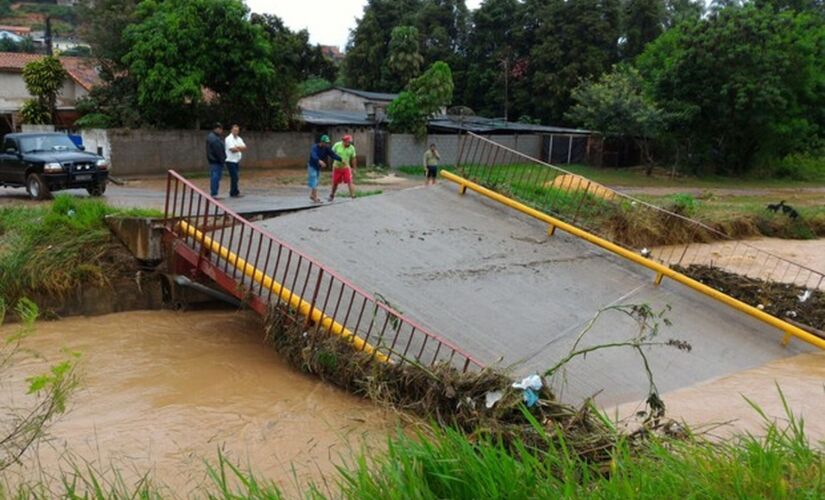 Ponte destruída pela chuva em São Roque há três anos continua sem reparo; administração diz que busca recursos para as obras 