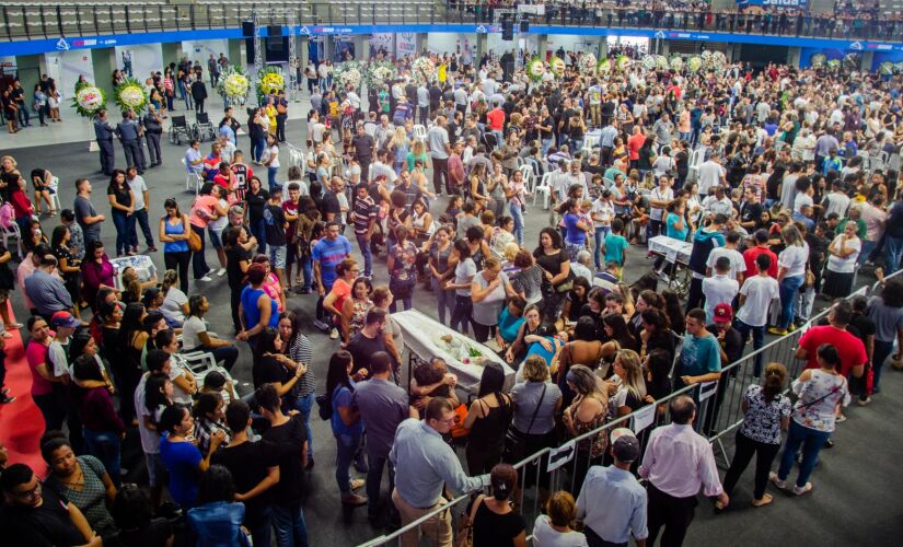 SUZANO, SP, 14.03.2019 - VEL&Oacute;RIO-V&Iacute;TIMAS-SP - Vel&oacute;rio dos corpos de seis das v&iacute;timas do massacre ocorrido na escola estadual Raul Brasil, no Parque Max Feffer, na manh&atilde; desta quinta- feira, 14. Dois ex-alunos assassinara