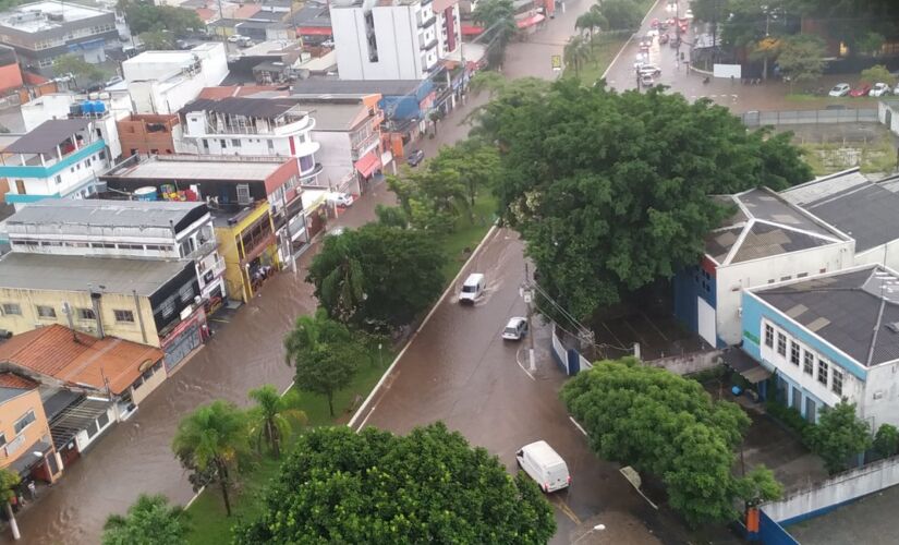 Como de costume, a avenida alagou após as fortes chuvas que caíram na Capital nesta semana
