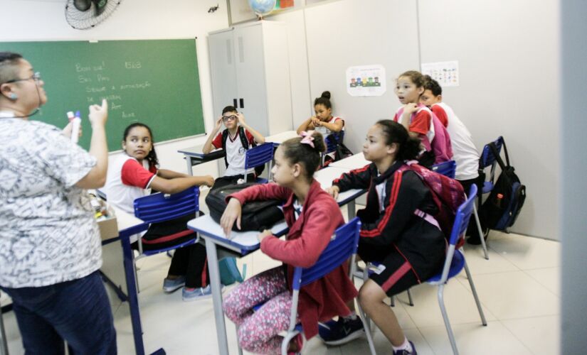 Alunos da Escola Municipal de Educação Bilíngue para Surdos (EMEBS) durante aula em Taboão