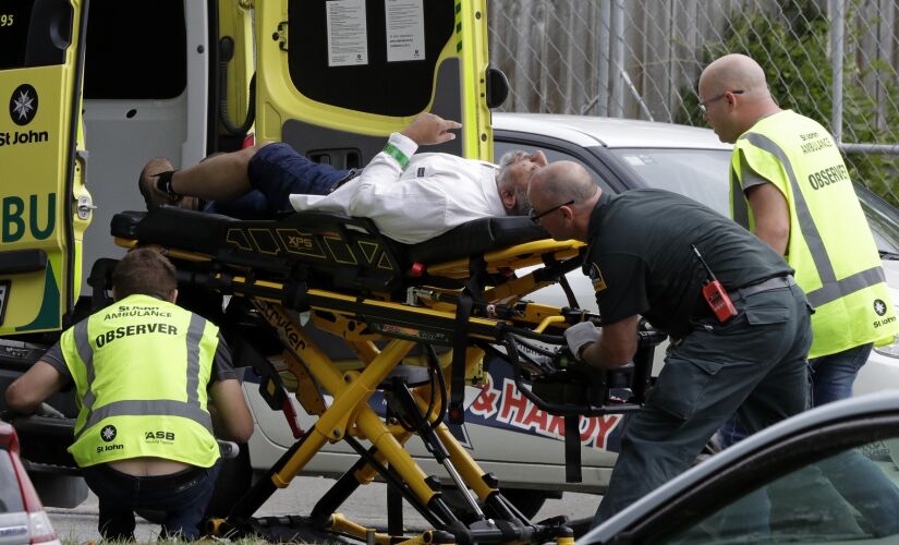 Socorristas levam ferido após ataques a tiros em mesquistas de Christchurch, ocorridos na sexta-feira  