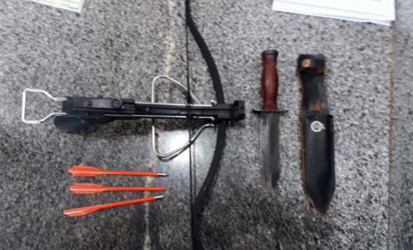 De acordo com a secretaria, o homem também portava uma faca, além da besta, um equipamento que lança flechas