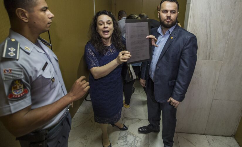Os deputados Paulo Fiorilo (PT), Gil Diniz (PSL) e Janaina Paschoal (PSL) acompanharam a abertura dos protocolos nesta  segunda