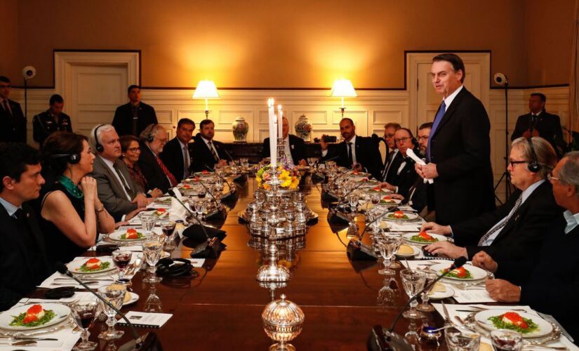 O presidente participou de jantar com cúpula do conservadorismo e irá se encontrar com Trump hoje