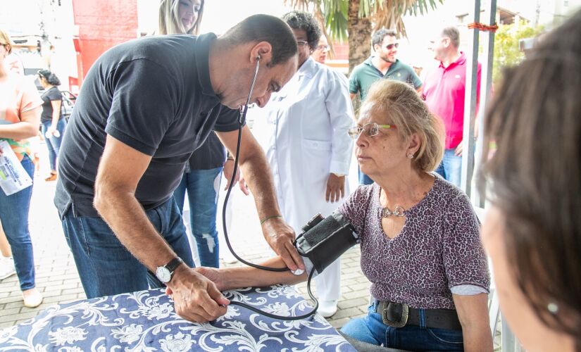 No domingo foram contabilizadas 350 aferições de pressão arterial e 380 testes de glicemia na carreta