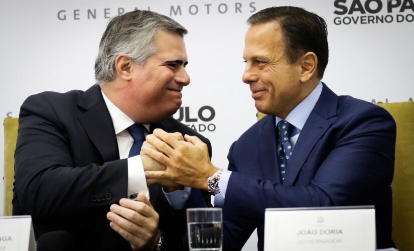 O governador João Doria e o presidente da General Motors, Carlos Zarlenga, durante anúncio ontem 