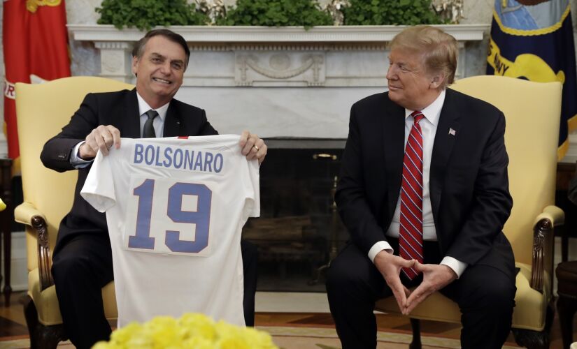 Bolsonaro e Trump trocaram camisas das seleções durante encontro Salão Oval, na Casa Branca