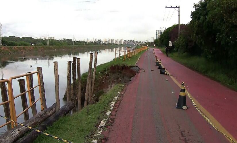 O buraco tem aumentado nas últimas semanas, por causa das fortes chuvas que têm caído sobre a cidade de São Paulo