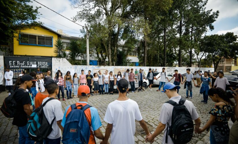 Na manhã de ontem, um culto ecumênico em homenagem às vítimas do massacre em Suzano foi realizado na quadra da escola 
