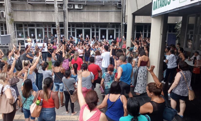 Os 1,3 mil professores da rede municipal de ensino de Cubatão, na Baixada Santista, entraram em greve nesta quarta-feira