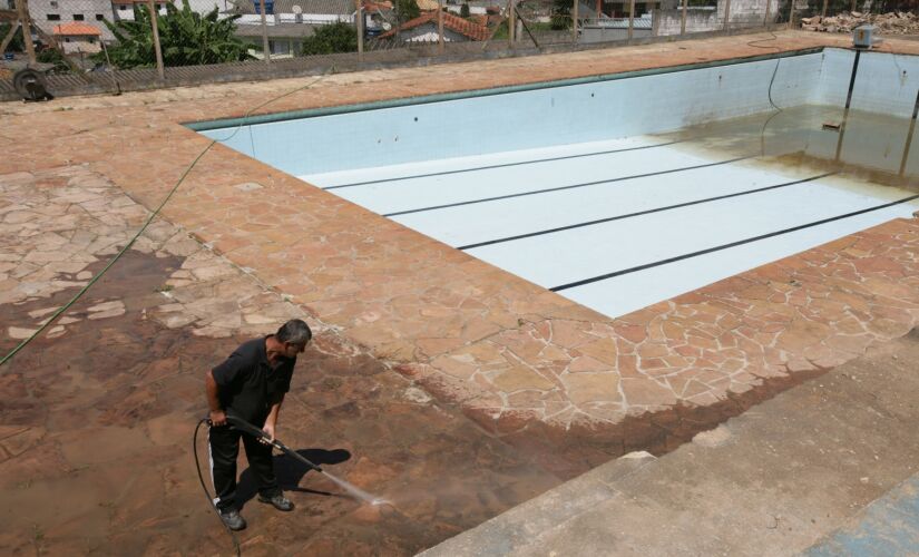Piscina olímpica também está passando por limpeza e reforma 