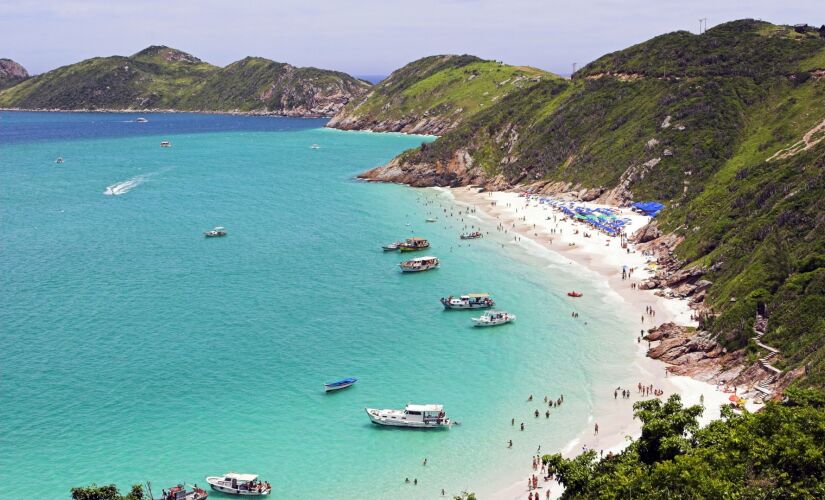 Pontal do Atalaia 
A escadaria que leva às praias do Pontal do Atalaia já é ponto conhecido de quem conhece Arraial do Cabo e tem cerca de 400 degraus. As praias do local são calmas, porém não existe uma boa infraestrutura de restaurantes ou quiosques. 