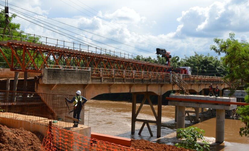 Na última semana, a prefeitura lançou a primeira treliça de escoramento da nova ponte do Jardim Vante