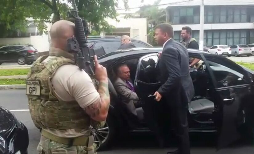Momento em que o ex-presidente Michel Temer &eacute; abordado pela Pol&iacute;cia Federal 