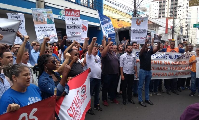 Em Piracicaba, o ato reuniu membros de sindicatos, professores, ONGs, servidores e trabalhadores e contou com cerca de 100 pessoas