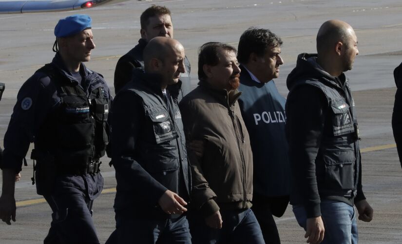 O ex-ativista  italiano Cesare Battisti foi preso na Bolívia no início deste ano e desembarcou em Roma no dia 14 de janeiro