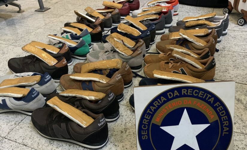 Cocaína escondida sob a palmilha de pares de tênis foi achada por cães farejadores em Cumbica